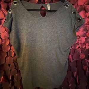 Woman’s gray top
